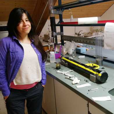 Paula Rodriguez in the lab presenting her samples