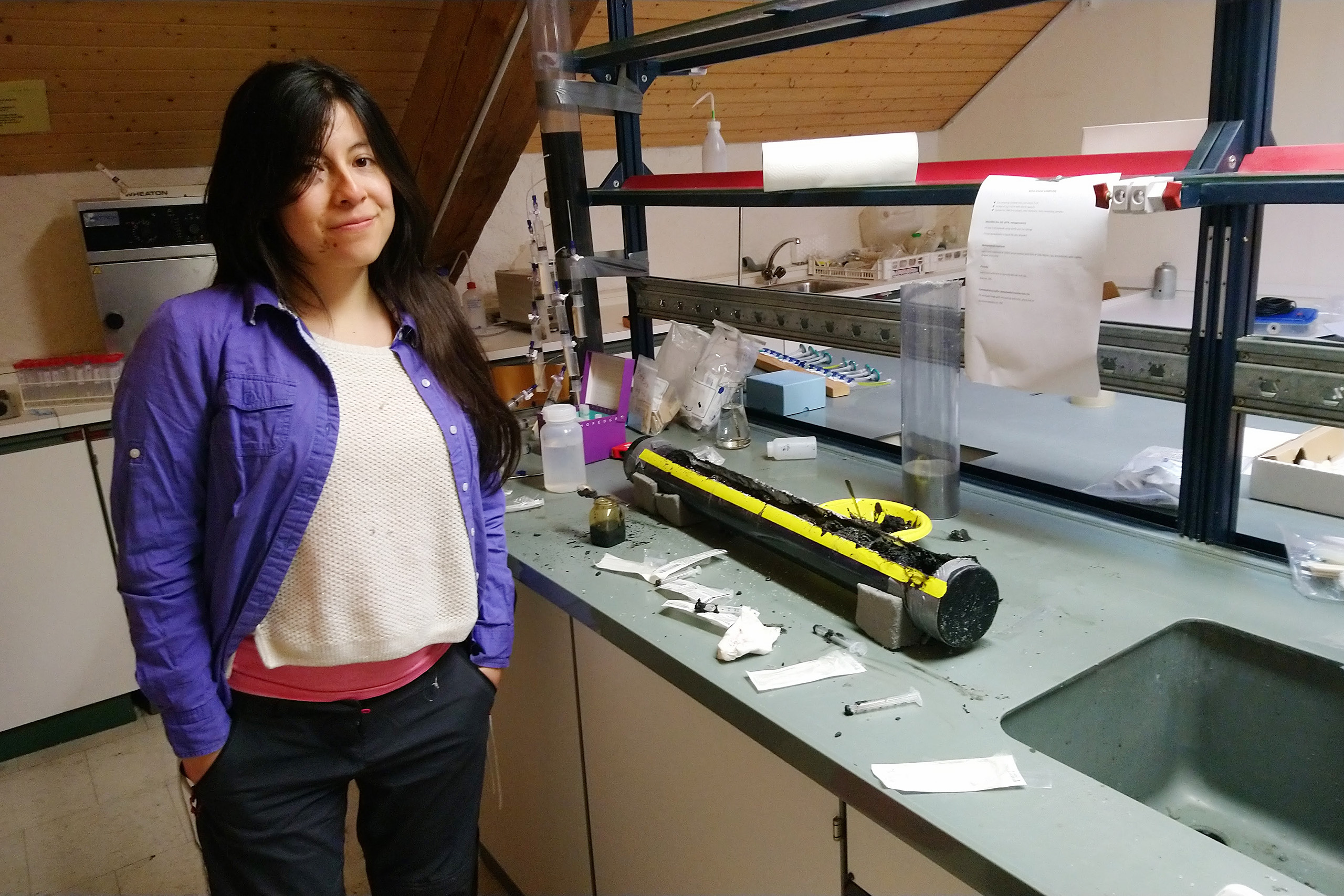 Paula Rodriguez in the lab presenting her samples